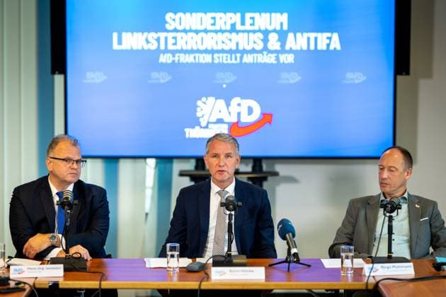 AFD-FRAKTION IM THÜRINGER LANDTAG - PRESSEKONFERENZ ZUM SONDERPLENUM LINKSTERRORISMUS UND ANTIFA 29 10 2025 - Erfurt: V.l.n.r. Der Pressesprecher für die AfD-Fraktion im Thüringer Landtag, Hans-Jörg Jenewein, der Vorsitzende der AfD-Fraktion im Thüringer Landtag, Björn Höcke (AfD), und Ringo Mühlmann (AfD) in der Pressekonferenz. Pressekonferenz der AfD im Thüringer Landtag am 29. Oktober 2025 im Vorfeld des Sonderplenums des Thüringer Landtags auf Antrag der AfD-Fraktion zum Thema Linksterrorismus & Antifa. _________________ *** AFD FRAKTION IM THÜRINGER LANDTAG PRESS CONFERENCE FOR THE SPECIAL PLENARY LEFTIST TERRORISM AND ANTIFA 29 10 2025 Erfurt V l n r The press spokesman for the AfD parliamentary group in the Thurin