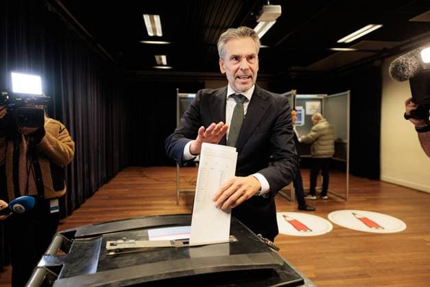 THE HAGUE Caretaker Prime Minister Dick Schoof casts his vote for the House of Representatives elections at the De Vaillant theater. ANP RAMON VAN FLYMEN netherlands out - belgium out  Copyright: xx x540637919x originalFilename: 540637919.jpg