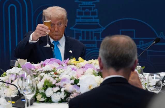 October 29, 2025, Gyeongju, South Korea: United States President Donald Trump looks to Prime Minister Mark Carney as they raise there glasses during a toast at a dinner with leaders in Gyeongju, South Korea, Wednesday, Oct 29, 2025. Gyeongju South Korea  - ZUMAc35_ 20251029_zaf_c35_008 Copyright: xAdrianxWyldx