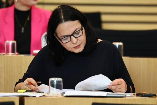 Sonderplenum Thueringer Landtag 29.10.2025, Erfurt, Thueringer Landtag, Plenarsaal, Sonderplenum, 26. Plenarsitzung Sonderplenum, Verhandlungsgegenstand sind Antraege der AfD - Rechtsstaat verteidigen, Linksextremismus in Thueringen bekaempfen, Linksterrorismus verhindern, Militante Antifa in Thueringen aufloesen im Bild: Katharina Koenig-Preuss (Die LINKE)