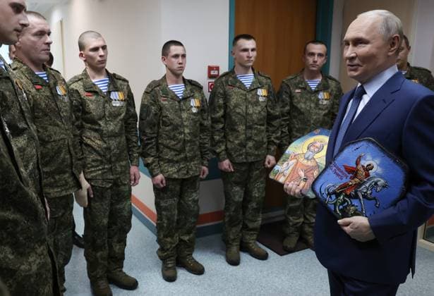 Russia Putin Military Hospital 9036024 29.10.2025 Russian President Vladimir Putin visits the Mandryk Central Military Clinical Hospital, in Moscow, Russia. Vyacheslav Prokofyev Sputnik Moscow Russia  Copyright: xVyacheslavxProkofyevx