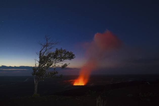 Sternenklare Nachtfotos eines ausbrechenden Vulkans im Hawaii Volcanoes National Park, Big Island, Hawaii. Nachtfotos, mehrminütige Belichtung Starry night photos of erupting volcano in Hawaii Volcanoes National Park, Big Island, Hawaii. Night photos, multiple minute exposure Copyright: imageBROKER GeorgexBurba ibxiqx14693784.jpg