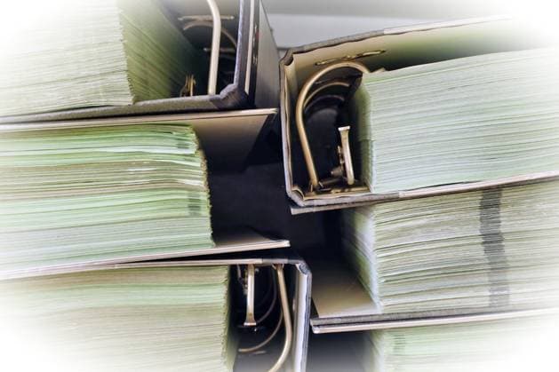 papierloses Arbeiten, Digitalisierung, Bürokratieabbau, Symbolbild, Stapel alter gefüllter Aktenordner *** paperless Work, Digitization, Reducing bureaucracy, Symbolic image, Stack Age filled Folder 1131606166