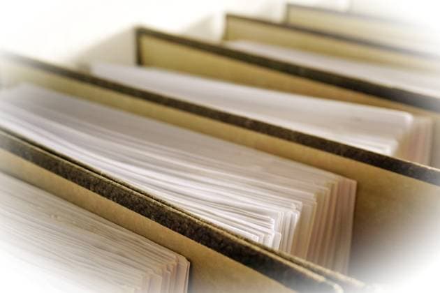 papierloses Arbeiten, Digitalisierung, Bürokratieabbau, Symbolbild, Aufbewahrungspflichten, alte gefüllte Aktenordner in einer Reihe *** paperless Work, Digitization, Reducing bureaucracy, Symbolic image, Retention obligations, Old filled Folder in a Series 1131606170