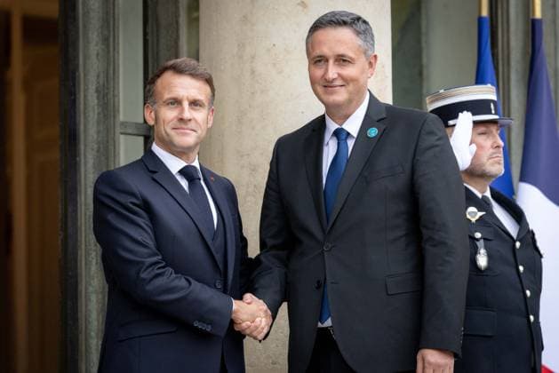 Members of the Presidency of Bosnie and Herzegovina at the Elysee - Paris AJ France s President Emmanuel Macron welcomes Chairman of Bosnia and Herzegovina s tripartite Presidency Denis Becirovic before a meeting as part of the 8th Paris Peace Forum at the presidential Elysee Palace, in Paris on October 29, 2025. Photo by Alexis Jumeau ABACAPRESS.COM Paris France  Copyright: xJumeauxAlexis ABACAx