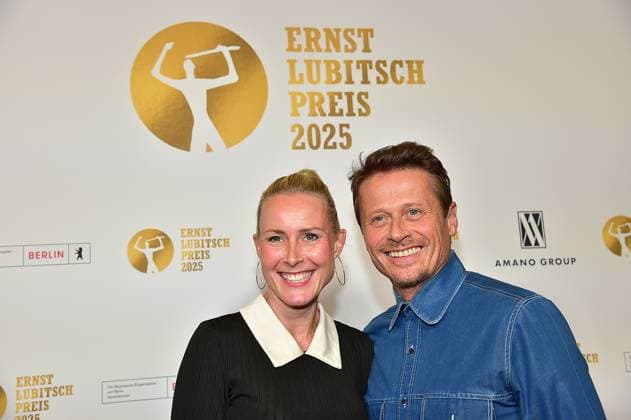 68. Preisverleihung Ernst-Lubitsch-Preis Roman Knizka mit Freundin Nele Herrmann Ankuft, roter Teppich zur 68. Preisverleihung Ernst-Lubitsch-Preis im kino Babylon Berlin am 29.10.2025