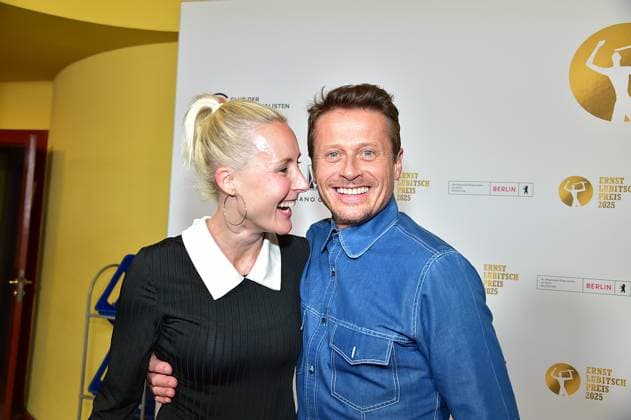 68. Preisverleihung Ernst-Lubitsch-Preis Roman Knizka mit Freundin Nele Herrmann Ankunft, roter Teppich zur 68. Preisverleihung Ernst-Lubitsch-Preis im kino Babylon Berlin am 29.10.2025