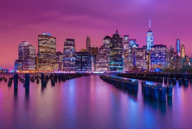 Skyline von Manhattan bei Nacht mit bunten Spiegelungen im Wasser, Blick von Brooklyn, New York, USA Manhattan skyline at night with varicolored reflections in the water, view from Brooklyn, New York, USA (License=RF) Copyright: xZoonar.com RomanxSmirnovx 24137706