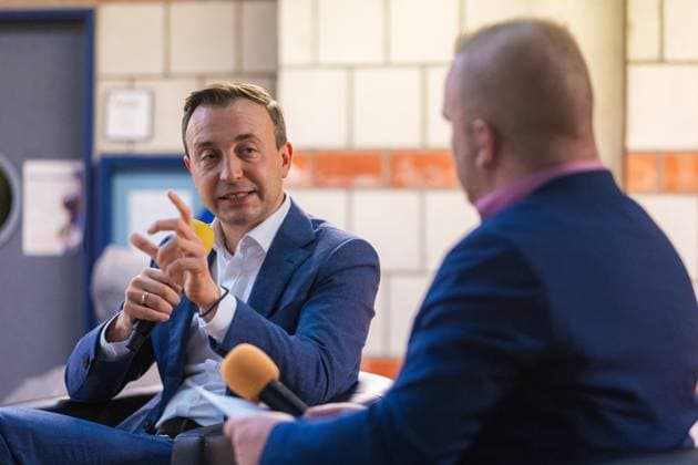 Bornheimer Ortsgespräch mit Paul Ziemiak- 29.10.2025 Veranstaltungsreihe Bornheimer Ortsgespräch - Miteinander im Dialog. Gast: NRW CDU Generalsekretär Paul ZIEMIAK (CDU) mit Gastgeber, Moderator und Ortsvorsteher von Bornheim-Ort Dominik PINSDORF (parteilos) in der Europaschule Bornheim. Bornheim Nordrhein-Westfalen Deutschland *** Bornheimer Ortsgespräch with Paul Ziemiak 29 10 2025 Event series Bornheimer Ortsgespräch Miteinander im Dialog Guest NRW CDU Secretary General Paul ZIEMIAK CDU with host, moderator and local leader of Bornheim Location Dominik PINSDORF non-party at the Europaschule Bornheim Bornheim North Rhine-Westphalia Germany Copyright: xBonn.digitalx