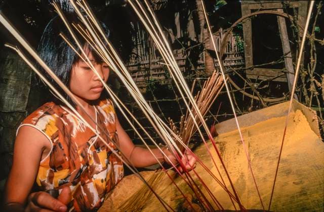 Historische Farbaufnahme eines Mädchens bei der Herstellung von Räucherstäbchen in Vietnam, Saigon, 04.Nov. 1992 Historische Farbaufnahme eines Mädchens bei der Herstellung von Räucherstäbchen in Vietnam, Saigon, 04.Nov. 1992 (License=RM) Copyright: xZoonar.com FrankxWagnerx 24137917