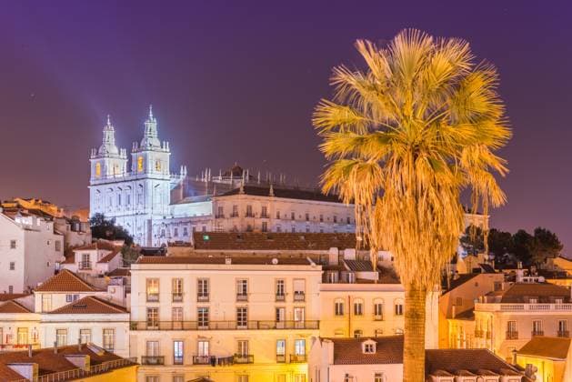 Stadtbild von Lissabon, Alfama-Viertel bei Nacht. Die Fassade der Kirche São Vicente de Fora (Kloster) wird von Scheinwerfern beleuchtet. Kulturelles Erbe von Portugal Lisbon cityscape, Alfama district at night. Facade of The Church of São Vicente of Fora (Monastery) illuminated by spotlights. Cultural Heritage of Portugal (License=RF) Copyright: xZoonar.com RomanxSmirnovx 24141539