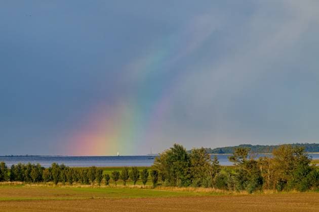 Ein Regenbogen in der Abendsonne an der Ostsee Ein Regenbogen in der Abendsonne an der Ostsee (License=RF) Copyright: xZoonar.com KARINxJAEHNEx 24092010