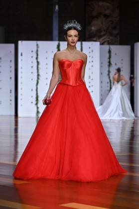 Atelier Couture bridal - Jordi Dalmau fashion show in Madrid - 29 Oct 2025 A model showcases creations by Jordi Dalmau during the Atelier Couture bridal catwalk within Madrid Fashion Week, at Fabrica de Tapices. Madrid Spain Copyright: xAtilanoxGarciax xSOPAxImagesx FOTO53749