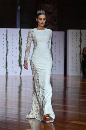 Atelier Couture bridal - Jordi Dalmau fashion show in Madrid - 29 Oct 2025 A model showcases creations by Jordi Dalmau during the Atelier Couture bridal catwalk within Madrid Fashion Week, at Fabrica de Tapices. Madrid Spain Copyright: xAtilanoxGarciax xSOPAxImagesx FOTO53793