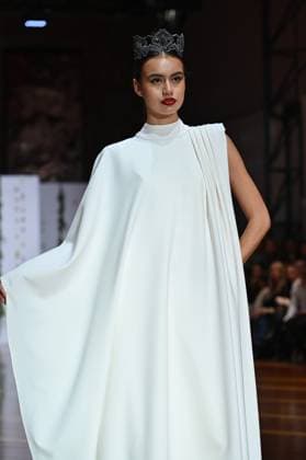 Atelier Couture bridal - Jordi Dalmau fashion show in Madrid - 29 Oct 2025 A model showcases creations by Jordi Dalmau during the Atelier Couture bridal catwalk within Madrid Fashion Week, at Fabrica de Tapices. Madrid Spain Copyright: xAtilanoxGarciax xSOPAxImagesx FOTO53805