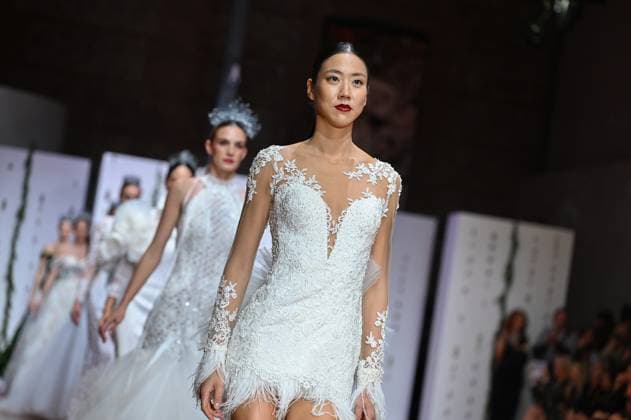 Atelier Couture bridal - Jordi Dalmau fashion show in Madrid - 29 Oct 2025 A model showcases creations by Jordi Dalmau during the Atelier Couture bridal catwalk within Madrid Fashion Week, at Fabrica de Tapices. Madrid Spain Copyright: xAtilanoxGarciax xSOPAxImagesx FOTO53815