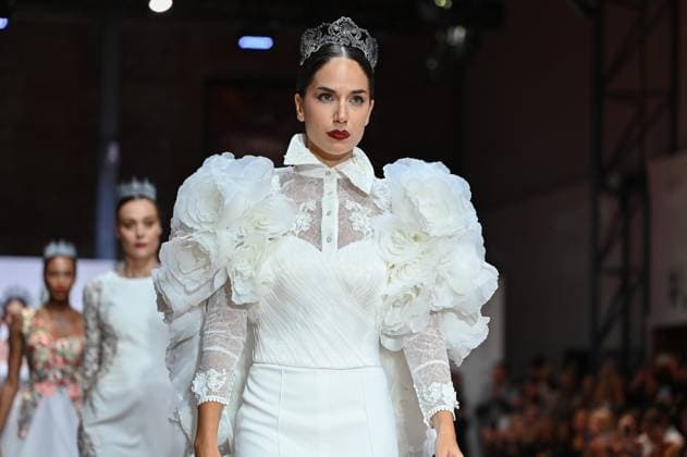 Atelier Couture bridal - Jordi Dalmau fashion show in Madrid - 29 Oct 2025 A model showcases creations by Jordi Dalmau during the Atelier Couture bridal catwalk within Madrid Fashion Week, at Fabrica de Tapices. Madrid Spain Copyright: xAtilanoxGarciax xSOPAxImagesx FOTO53817