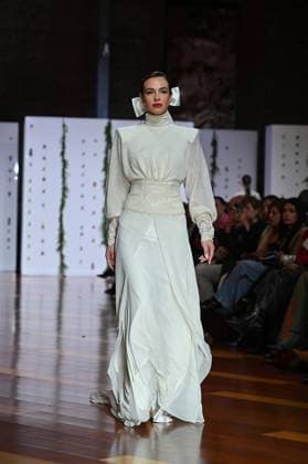 Atelier Couture bridal catwalk in Madrid, Spain - 29 Oct 2025 A model showcases creations by María Diezma during the Atelier Couture bridal catwalk within Madrid Fashion Week at Fabrica de Tapices. Madrid Spain Copyright: xAtilanoxGarciax xSOPAxImagesx FOTO53951