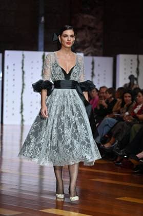Atelier Couture bridal catwalk in Madrid, Spain - 29 Oct 2025 A model showcases creations by María Diezma during the Atelier Couture bridal catwalk within Madrid Fashion Week at Fabrica de Tapices. Madrid Spain Copyright: xAtilanoxGarciax xSOPAxImagesx FOTO53965