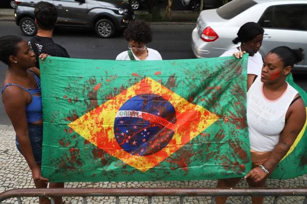 Friends and relatives of those killed in a Rio de Janeiro police operation hold a protest against violence. Relatives of those killed during Operation Containment, which arrested 113 criminals and seized 118 weapons in the Alemao and Penha complexes, protest in front of Guanabara Palace in Rio de Janeiro, this Wednesday, October 29, 2025. RIO DE JANEIRO Laranjeiras RIO DE JANEIRO BRAZIL Copyright: xCHARLESxSHOLLx