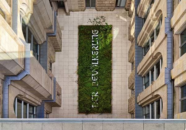 Kunst am Bau Projekt von Hans Haacke mit dem Titel Der Bevoelkerung, Blick von der Dachterrasse des Reichstages nach Unten, Innenhof, Berlin, Deutschland, Europa Kunst am Bau Projekt von Hans Haacke mit dem Titel Der Bevoelkerung, Blick von der Dachterrasse des Reichstages nach Unten, Innenhof, Berlin, Deutschland, Europa (License=RM) Copyright: xZoonar.com StefanxZiesex 24150946