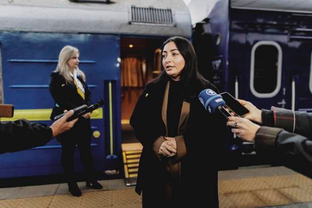Reem Alabali Radovan (SPD), Bundesministerin fuer wirtschaftliche Zusammenarbeit und Entwicklung, spricht zu den Medien nach Ankunft mit dem Sonderzug in Kyjiw, 30.10.2025. Fotografiert im Auftrag des Bundesministeriums fuer wirtschaftliche Entwicklung und Zusammenarbeit. Kyjiw Ukraine *** Reem Alabali Radovan SPD , Federal Minister for Economic Cooperation and Development, speaks to the media after arriving by special train in Kyiv, 30 10 2025 Photographed on behalf of the Federal Ministry for Economic Development and Cooperation Kyiv Ukraine Copyright: xFlorianxGaertner BMZx