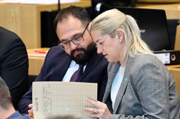 Sonderplenum Thueringer Landtag 29.10.2025, Erfurt, Thueringer Landtag, Plenarsaal, Sonderplenum, 26. Plenarsitzung Sonderplenum, Verhandlungsgegenstand sind Antraege der AfD - Rechtsstaat verteidigen, Linksextremismus in Thueringen bekaempfen, Linksterrorismus verhindern, Militante Antifa in Thueringen aufloesen im Bild: Jonas Urbach und Ministerin fuer Justiz, Migration und Verbraucherschutz: Beate Meissner (CDU)