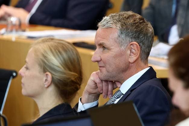 Sonderplenum Thueringer Landtag 29.10.2025, Erfurt, Thueringer Landtag, Plenarsaal, Sonderplenum, 26. Plenarsitzung Sonderplenum, Verhandlungsgegenstand sind Antraege der AfD - Rechtsstaat verteidigen, Linksextremismus in Thueringen bekaempfen, Linksterrorismus verhindern, Militante Antifa in Thueringen aufloesen im Bild: Fraktionsvorsitzender Bjoern Hoecke (AfD)
