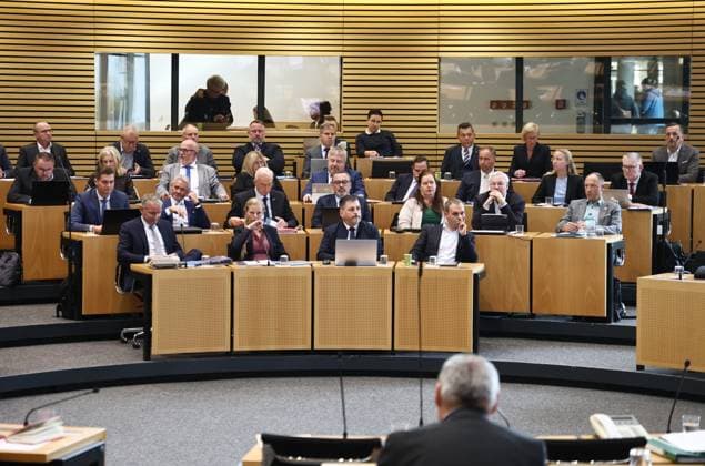 Sonderplenum Thueringer Landtag 29.10.2025, Erfurt, Thueringer Landtag, Plenarsaal, Sonderplenum, 26. Plenarsitzung Sonderplenum, Verhandlungsgegenstand sind Antraege der AfD - Rechtsstaat verteidigen, Linksextremismus in Thueringen bekaempfen, Linksterrorismus verhindern, Militante Antifa in Thueringen aufloesen im Bild: Fraktion der AfD mit Fraktionsvorsitzender Bjoern Hoecke (AfD)