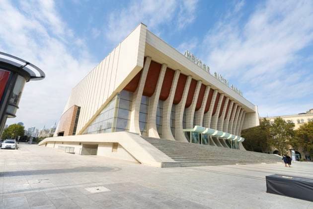 Heydar-Aliyev-Palast in Baku, Aserbaidschan Baku, Azerbaijan. october 10, 2025. Heydar Aliyev Palace in the city center (License=RF) Copyright: xZoonar.com sergioxdellexvedovex 24158079