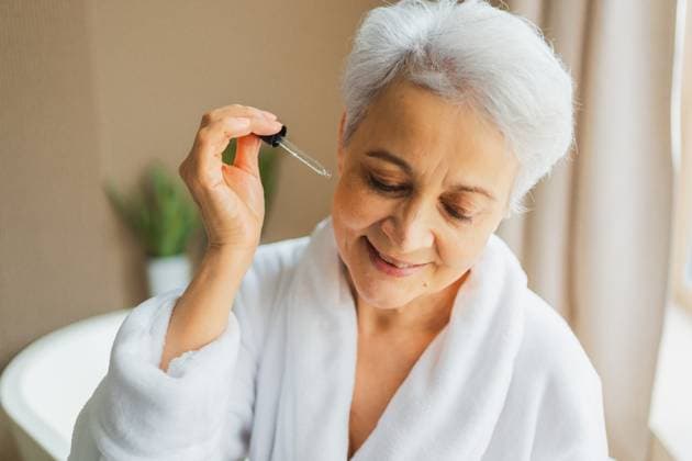 Frau, die natürliche Tropfen Kosmetik Öl auf Gesicht Haut. Reife erwachsene alte Frau Anwendung nährende Anti-Age-Serum mit Pipette tun tägliche Schönheit Routine, Senior Frau bekommt kin erschrecken Gesichtsbehandlung Woman applying natural drops cosmetics oil to face skin. Mature adult old woman applying nourishing anti age serum with pipette doing daily beauty routine. Senior woman gets kin scare facial treatment (License=RF) ,model released, Symbolfoto Copyright: xZoonar.com IuliiaxZavalishinax 24158217 ,model released, Symbolfoto ,property released