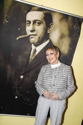 67. Verleihung vom Ernst-Lubitsch-Preis 2025 Berlin, 29.10.2025 Barbara Schöne neben einem Bild von Ernst Lubitsch bei der 67. Verleihung vom Ernst-Lubitsch-Preis 2025 im Kino Babylon in Berlin Berlin Copyright: xMatthiasxGränzdörferx