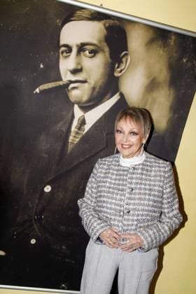 67. Verleihung vom Ernst-Lubitsch-Preis 2025 Berlin, 29.10.2025 Barbara Schöne neben einem Bild von Ernst Lubitsch bei der 67. Verleihung vom Ernst-Lubitsch-Preis 2025 im Kino Babylon in Berlin Berlin Copyright: xMatthiasxGränzdörferx