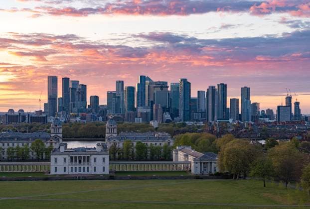 Greenwich Park und Isle of Dogs und Canary Wharf Skyline bei Sonnenuntergang A picture of the Greenwich Park and the Isle of Dogs and Canary Wharf skyline, at sunset. (License=RF) Copyright: xZoonar.com BrunoxCoelhox 24160842