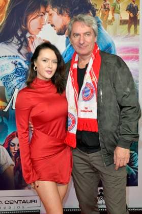 Till Schmerbeck mit Gast bei der Premiere des Kinofilms Make Me Feel im Zoo Palast. Berlin, 29.10.2025