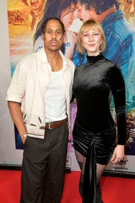 Jonathan Kwesi Aikins mit Gast bei der Premiere des Kinofilms Make Me Feel im Zoo Palast. Berlin, 29.10.2025