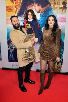 Tito Uysal mit Ehefrau Halla und Kind bei der Premiere des Kinofilms Make Me Feel im Zoo Palast. Berlin, 29.10.2025
