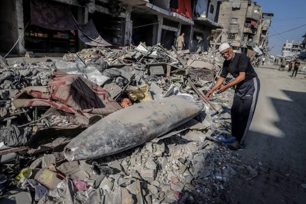 Unexploded ordnance in Gaza poses danger for civilians GAZA STRIP - OCTOBER 30: A view of unexploded munitions left by Israeli strikes may cause deadly risk to civilians at the Al-Jalaa street remains awaiting for disposal in Gaza Strip on October 30, 2025. Saeed M. M. T. Jaras Anadolu Gaza Gaza Strip. Editorial use only. Please get in touch for any other usage.  Copyright: x2025xAnadoluxSaeedxM.xM.xT.xJarasx