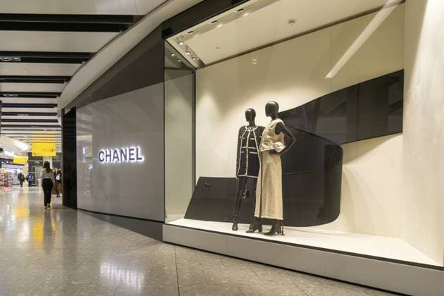 Ausgestellte Marken von Chanel Shops Duty Free Einkaufsbereich in der Abfluglounge, Terminal 5, Flughafen London Heathrow, London, England, Großbritannien Chanel shop brands on display Duty Free shopping area in departures lounge area, Terminal 5, London Heathrow airport, London, England, UK Copyright: imageBROKER IanxMurray iblimu15518344.jpg