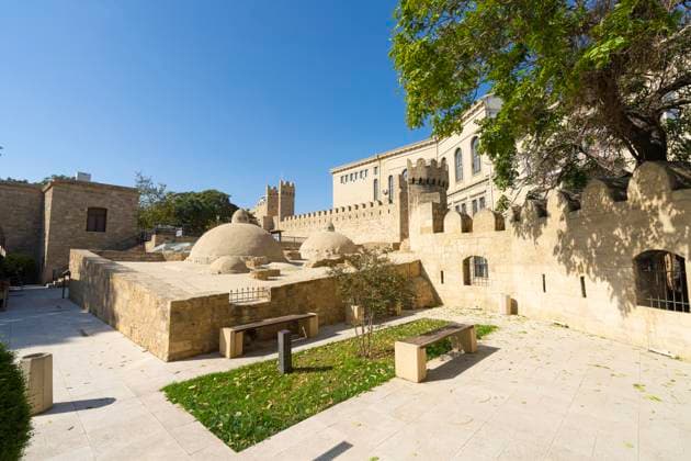 Unterirdisches Bad (17. Jahrhundert) in Baku, Aserbaidschan Baku, Azerbaijan. october 10, 2025. panoramic view of the Underground bath (17th century) in the old city center (License=RF) Copyright: xZoonar.com sergioxdellexvedovex 24164840