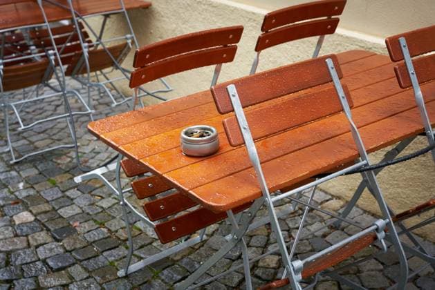 IMAGO Creative, Jahreszeit Sommer, Regen, Sommerregen Restaurant in Deutschland bei Regenwetter leere Tische und Stühle eines Restaurants in Deutschland bei Regenwetter (License=RF) Copyright: xZoonar.com HEIKOxKUEVERLINGx 24165954