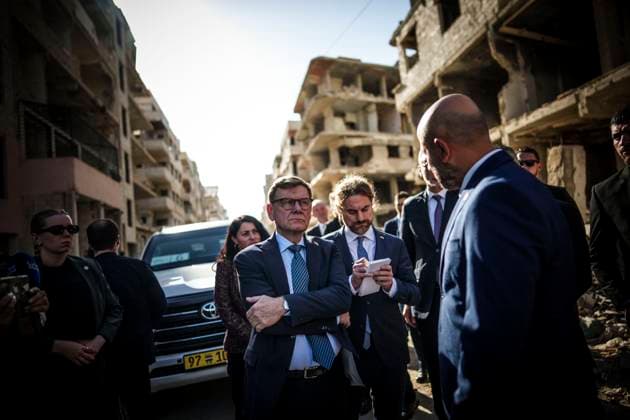 Johann Wadephul (CDU), Bundesaussenminister, reist vom 29.10.2025 bis zum 1.11.2025 nach Jordanien, Syrien, Libanon und Bahrein. Fahrt nach Harasta und gemeinsamer Besuch eines humanitaeren Projekts in Harasta mit dem Minister fuÌˆr Katastrophenschutz der Arabischen Republik Syrien, Herrn Raed Saleh aufgenommen in Damaskus, 30.10.2025. Fotografiert als Offizieller Fotograf Photo taken as Official Photographer Damaskus Syrien *** Johann Wadephul CDU , Federal Foreign Minister, travels from 29 10 2025 to 1 11 2025 to Jordan, Syria, Lebanon and Bahrain Trip to Harasta and joint visit of a humanitarian project in Harasta with the Minister for Civil Protection of the Syrian Arab Republic, Mr. Raed Saleh taken in Damascus, 30 10 2025 Photo Copyright: xDominikxButzmann AAx