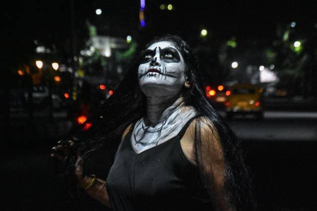 Halloween Celebration In India. A lady dressed in a ghost costume poses for the camera as she participates in a dressing competition ahead of the Halloween celebration in Kolkata, India, on October 30, 2025. Kolkata India  Copyright: xDebarchanxChatterjeex originalFilename: chatterjee-notitle251030_npxqZ.jpg