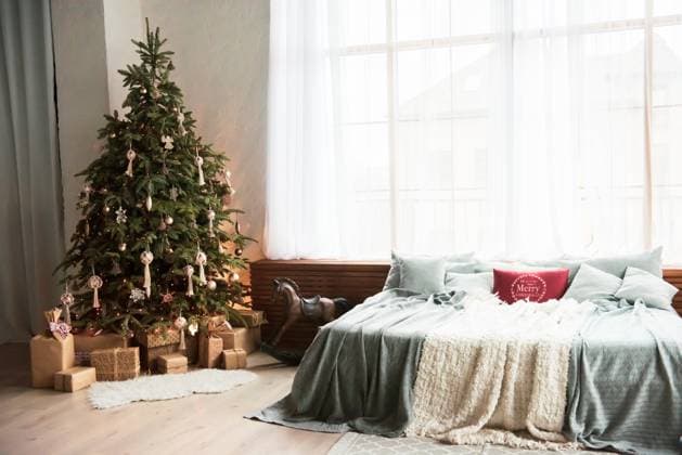 Weihnachten gemütliche Winterheimszene. Neujahrsdekoration für Innenräume. Stilvolle gemütliche Schlafzimmer Dekor Christmas cozy winter home scene. New year interior decorations. Stylish cosy bedroom decor (License=RF) Copyright: xZoonar.com IrinaxPavlovax 24169309