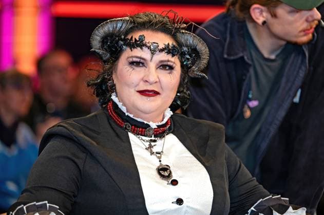 MDR - Riverboat. Halloween-verrückte Gruselhausschmückerin Nicole Löwentraut anläßlich der Aufzeichnung der MDR - Talkshow Riverboat am 30.10.2025 in der Mediacity Leipzig. 20251030ADO0048