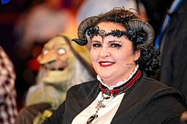 MDR - Riverboat. Halloween-verrückte Gruselhausschmückerin Nicole Löwentraut anläßlich der Aufzeichnung der MDR - Talkshow Riverboat am 30.10.2025 in der Mediacity Leipzig. 20251030ADO0057