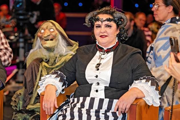 MDR - Riverboat. Halloween-verrückte Gruselhausschmückerin Nicole Löwentraut anläßlich der Aufzeichnung der MDR - Talkshow Riverboat am 30.10.2025 in der Mediacity Leipzig. 20251030ADO0059