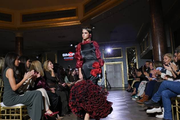 International Flamenco Fashion Week Madrid, (SIMOF) - 30 Oct 2025 A model walks in a Peca design at the International Flamenco Fashion Week Madrid, (SIMOF) show, at the Wellington Hotel. Madrid Spain Copyright: xAtilanoxGarciax xSOPAxImagesx FOTO54106