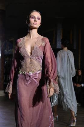 International Flamenco Fashion Week Madrid, (SIMOF) - 30 Oct 2025 A model walks in a Victorio and Lucchino design at the International Flamenco Fashion Week Madrid, (SIMOF) show, at the Wellington Hotel. Madrid Spain Copyright: xAtilanoxGarciax xSOPAxImagesx FOTO54141
