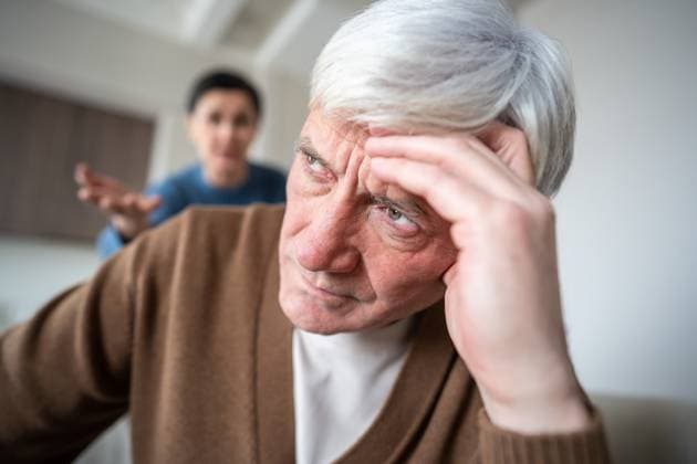 Nahaufnahme eines müden älteren Mannes, der wütende Anschuldigungen und scharfe Vorwürfe seiner Frau erträgt Close up exhausted senior husband silently bearing relentless verbal assault from shouting wife. Elderly man portrait, exhaustion of marital conflict, stressful criticism, mental fatigue suffering (License=RF) ,model released, Symbolfoto Copyright: xZoonar.com DmitriixMarchenkox 24181409 ,model released, Symbolfoto ,property released